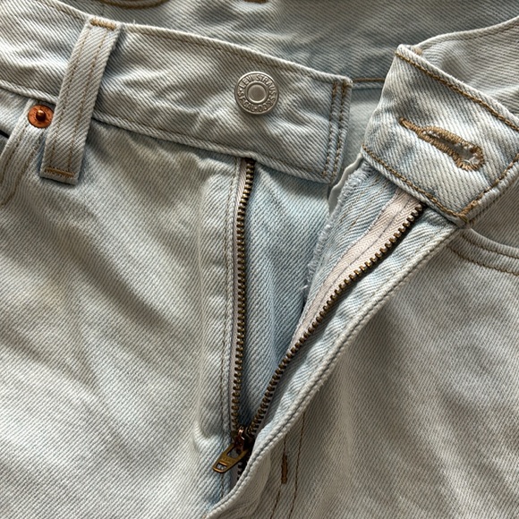 Levi’s Light Wash Shorts - Picture 4 of 4